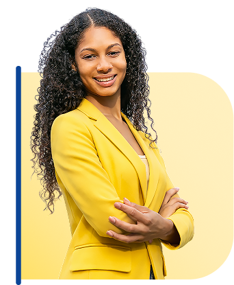 Mujer sonriendo con brazos cruzados